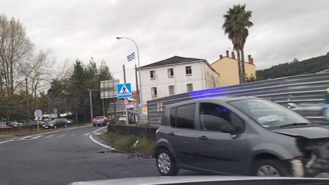 El coche presenta importantes daños en la parte delantera