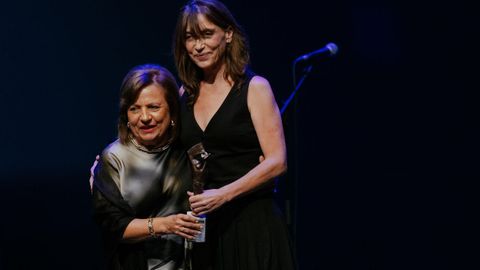 Carmen Leyte, presidenta de la Fundacin Carlos Velo, organizadora del OUFF. entreg el premio a Clara Bilbao.