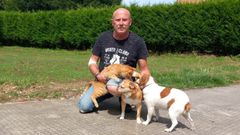 Lolo con algunas de sus mascotas, entre las que figura Pancho, un loro prestado