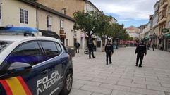 Agentes de la Polic�a Nacional, en una patrulla a pie por una de las calles comerciales del centro de Monforte