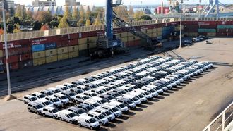 Embarque de 550 furgonetas fabricadas en Stellantis Mangualde desde la terminal de Leix�es.