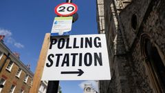 Cartel informativo junto a un centro de votacin en Londres