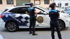 Patrulla de la Polic�a Local de Vilagarc�a en una calle de la localidad.