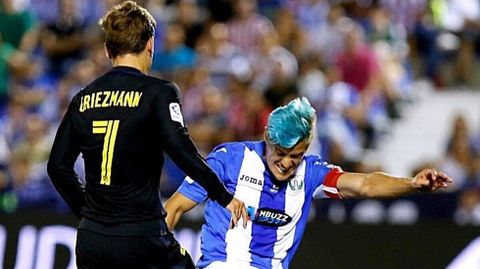 Mantovani disputa un bal�n.Mantovani pugna con Griezzman