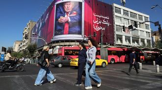 Iran�es pasan ante un gran cartel con la imagen de Trump en una avenida de Teher�n