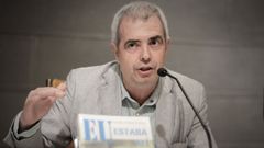 Afonso Eir� na presentaci�n dunha obra literaria anterio