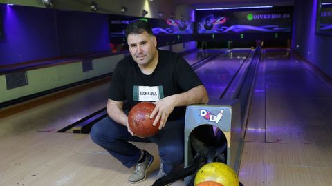 �scar Gonz�lez, due�o de Diverbolos, posa en su negocio.