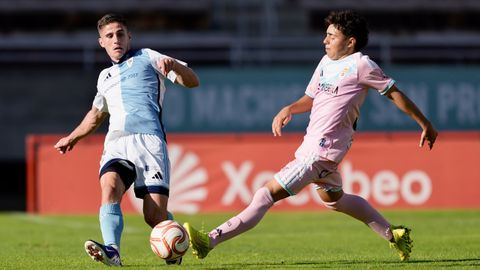 Enzo Cazorla disputa un bal�n durante el Compostela-Vetusta