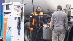 Una trabajadora de gasolinera del pol�gono de Tambre en Santiago, protegida con una mascarilla.