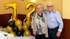 La pareja, sonriente, junto a los n�meros gigantescos con que los sorprendi� su familia