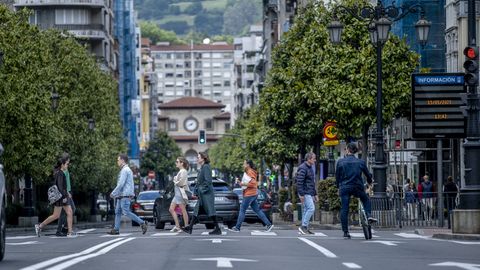 Varias personas por el centro de Oviedo