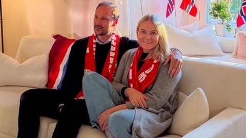 La princesa Mette-Marit, siguiendo el partido de Noruega frente a Brasil con el pr&iacute;ncipe Haakon. Es la primera foto de ella tras someterse a un trasplante de pulm&oacute;n