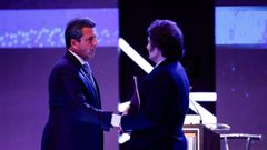 Massa (izquierda) y Milei se cruzan antes del debate.