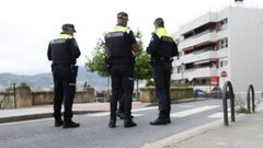 Miembros de la polica local de Getxo inspeccionan el lugar donde un joven fue apualado