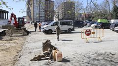 Imagen que presentaba este lunes el aparcamiento, con los usuarios compartiendo espacio con la zona de obras.