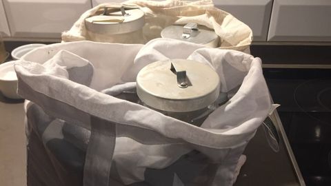 Su compra en bolsas de tela y tarros de cristal
