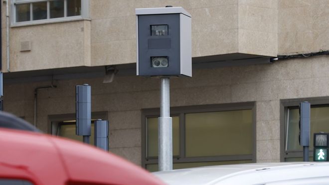Seg&uacute;n los datos facilitados por el gobierno municipal en las &uacute;ltimas juntas de &aacute;rea, los siete radares fijos comprados por el Ayuntamiento (en la imagen, el de la calle Nosa Se&ntilde;ora da Sa&iacute;nza) funcionan a pleno rendimiento y ya han ayudado a tramitar cerca de tres mil multas.
