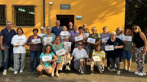 Los participantes en el taller en ntoma recibieron sus diplomas de mano del alcalde, Alfredo Garca, y su nmero dos, Tino Alonso.