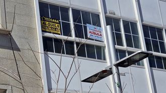 Carteles de alquiler de pisos en el centro de Pontevedra