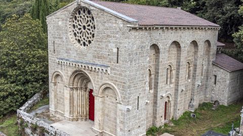 La monumental iglesia romnica de Santo Estevo de Ribas de Mio, en O Saviao, fue sometida entre el 2020 y el 2021 a un proyecto de rehabilitacin promovido por la Consellera de Cultura en el que se limpiaron de forma intensa los muros exteriores, se renov la cubierta y se corrigieron otros desperfectos 