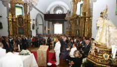 La ofrenda a la Virgen de Os Remedios cuenta con la asistencia de numerosas autoridades. 