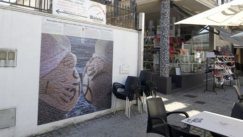 Mosaico fotogr�fico sobre las culturas gallega y bretona, de Xurxo Guiti�n, en la calle Real
