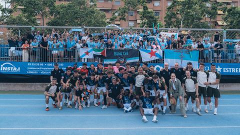 La expedici�n del Celta Fortuna en Can Drag�, junto con los aficionados que les acompa�aron.