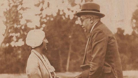 Manuel Aza�a y su esposa, Lola de Rivas, en una fotograf�a tomada por Llompart en El Escorial y publicada en el n�mero de �Estampa� del 17 de septiembre de 1932 que se conserva en la Biblioteca Nacional de Espa�a