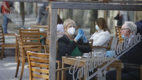 ersonas con masacarilla por las calles de Lugo