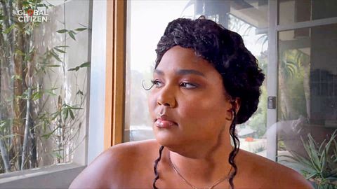 Lizzo actuando en el concierto 'One World: Together at Home'
