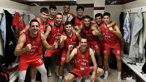 La plantilla mariana celebra su triunfo por 95-101 en la pista del Costa rtabra.