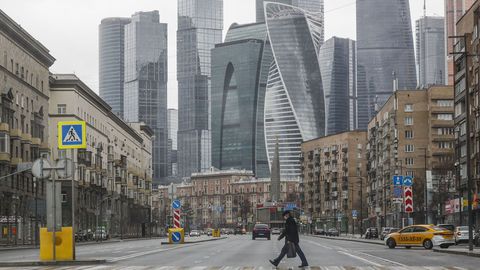 Calles desiertas cerca del centro financiero de Mosc