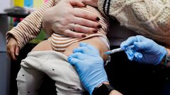 Una ni�a recibe una dosis de la vacuna del covid-19 en una farmacia de Pennsylvania
