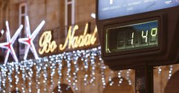 Los term�metros del centro de Lugo contrastan con el ambiente navide�o. 