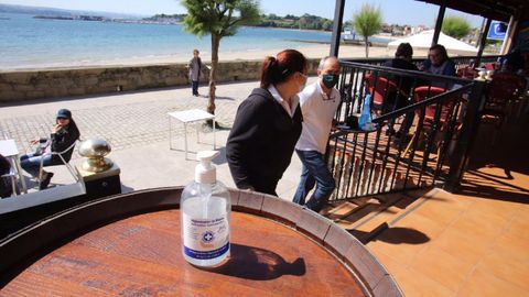 Geles desinfectantes y mascarillas en Ares, en el primer fin de semana en el que se puede ir de terrazas