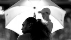 Serena Williams descansa durante su partido en el Miami Open jugado en Crandon Park Tennis