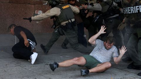Agentes de polica golpean a manifestantes durante una protesta en Los ngeles