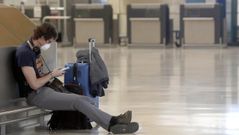 Un pasajero con mascarilla en el aeropuerto de Barajas, el pasado d�a 13