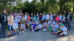 Un grupo del CEIP Campomaior particip junto con TeeTravel en la limpieza de un tramo del Camino Ingls.