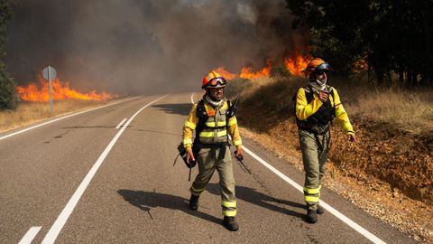 Dos bomberos luchan contra el fuego en Molezuelas de la Carballeda, Zamora.