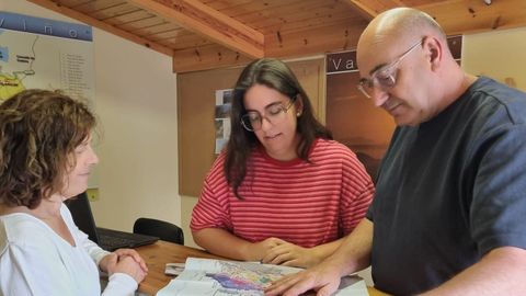El alcalde de Valdovi�o y la concejala Rosana Garc�a (izquierda), con la t�cnica de la oficina