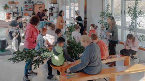 Taller de ramos en Corvill�n (A Merca), en la v�spera del Domingo de Ramos.