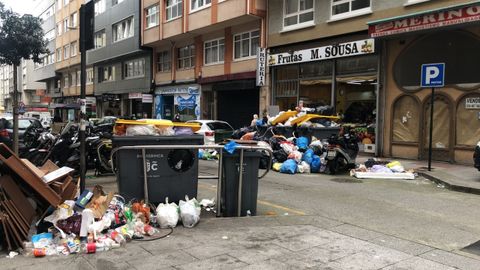 Estado de las calles llenas de basura en el entorno de las calles Barcelona y Villa de Negreira