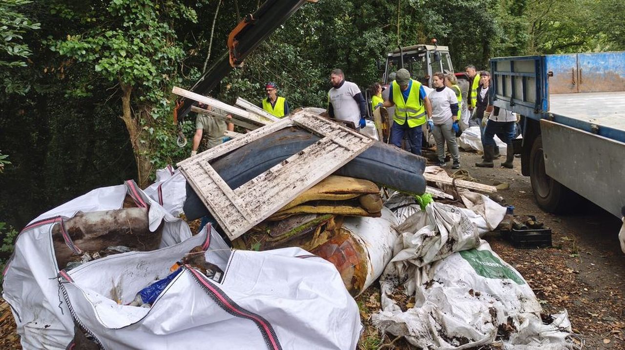 Retirados 1.800 kilos de basura del río Anllóns a su paso por A Laracha