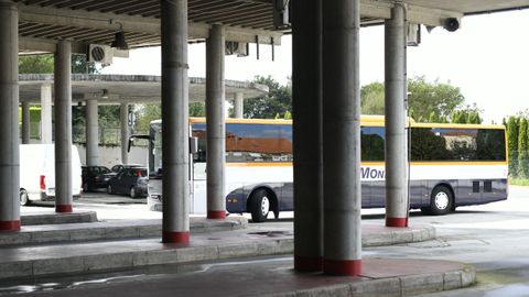 Un vehculo de la flota de Monbus, que cubre la lnea entre Laln y Compostela, aparcando en la estacin de la capital del Deza.