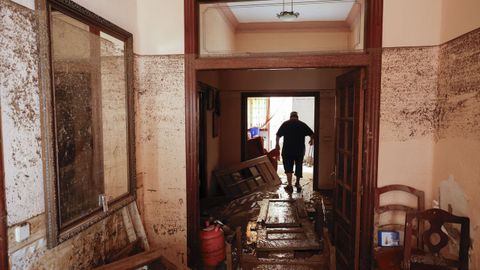 Vista de los daos causados en el interior de una casa por las inundaciones en la localidad de Paiporta