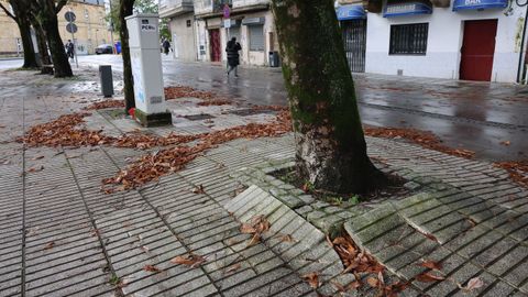 l.as aceras levantadas no son un problema exclusivo de Canido. En la imagen, la calle San Francisco, en su confluencia con la Praza Vella