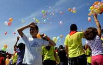 <span lang= es-es >Ourense baja la ayuda al campamento de Amencer</span>. Los organizadores de este campus gratuito -foto de la inauguraci�n del campamento de agosto del 2012- han tenido que quitar el d�a de playa debido al recorte de fondos procedentes del Concello.