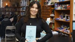 A moza Tania Godoy presentou o s�bado en O Carballi�o, a s�a vila natal, o seu primeiro libro
