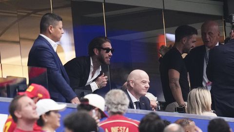 Sergio Ramos observa atento el partido junto al presidente de la FIFA, Gianni Infantino
